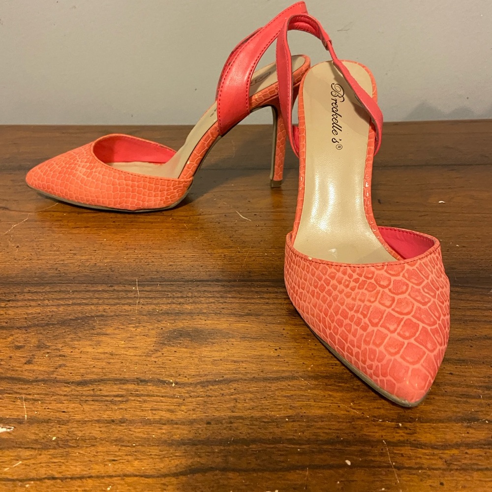 Breckelles Women's Coral Croc-Embossed Heels